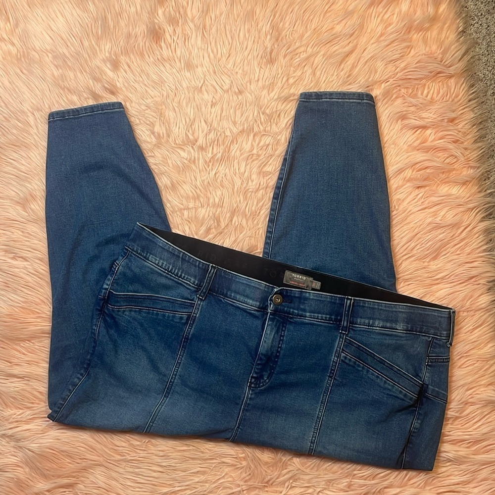 Torrid Bombshell skinny jeans split ankle size 28